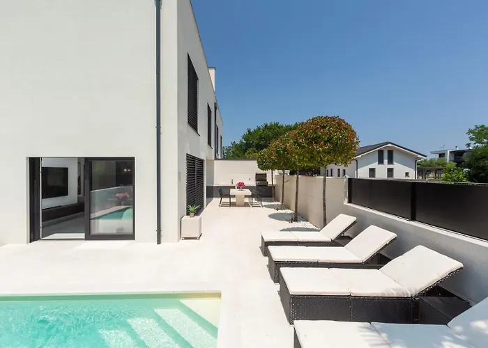 Verana With Pool Villa