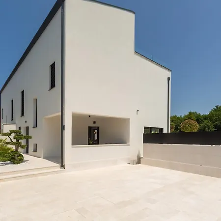 Verana With Pool Villa