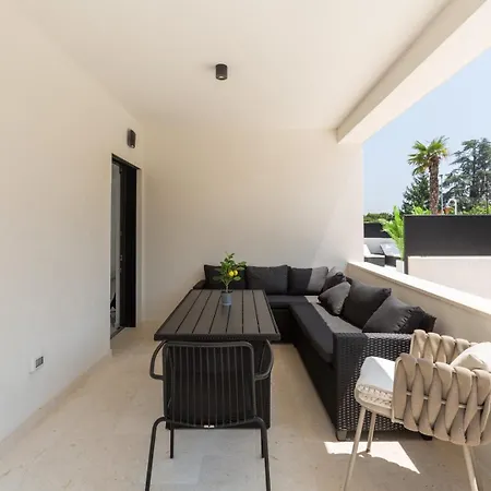 Verana With Pool Villa